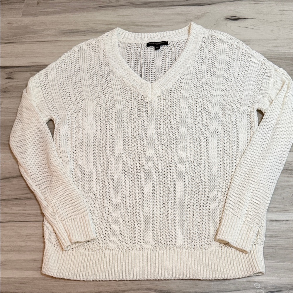 Banana Republic Women's Cream V-Neck Sweater size XL